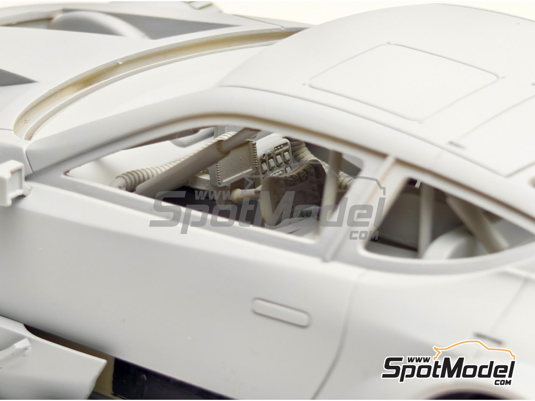 Kitbox PZY Model KB08-28: Car scale model kit 1/24 scale - Lexus